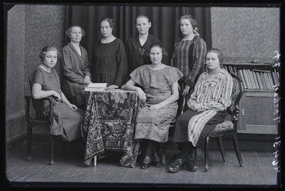 Grupp naisi, (foto tellija Dorbek).  similar photo