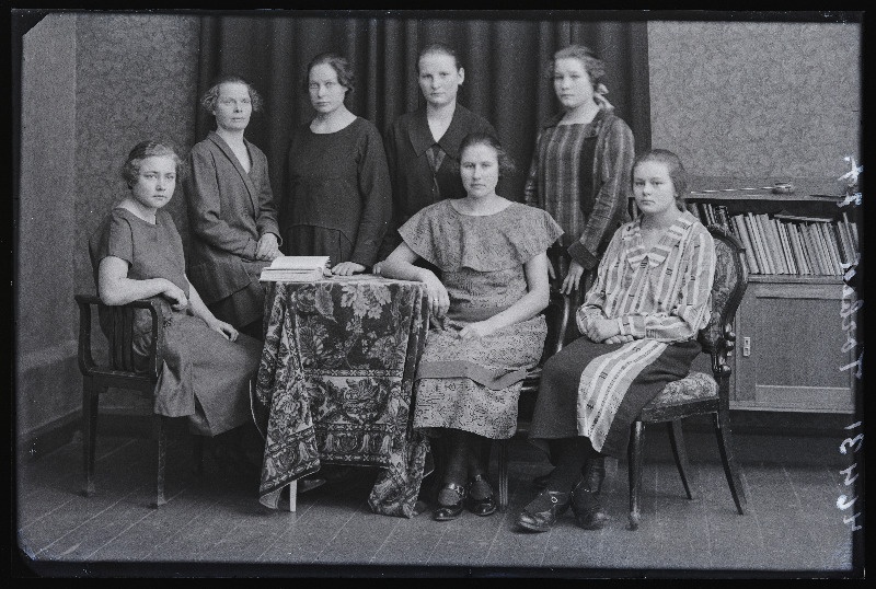 Grupp naisi, (foto tellija Dorbek).