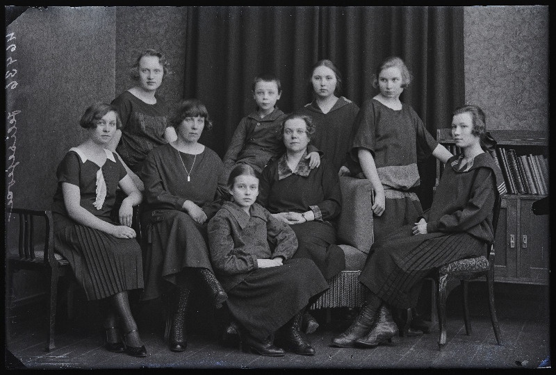 Grupp inimesi, (foto tellija Jelisejeva).