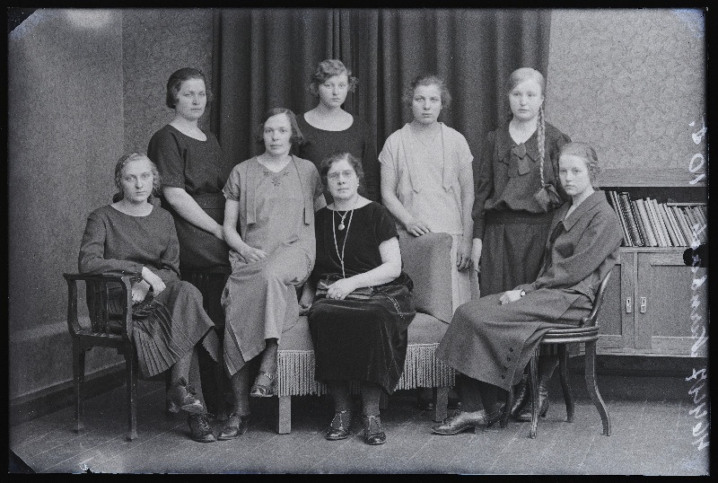Grupp naisi, (foto tellija Nurmbach).