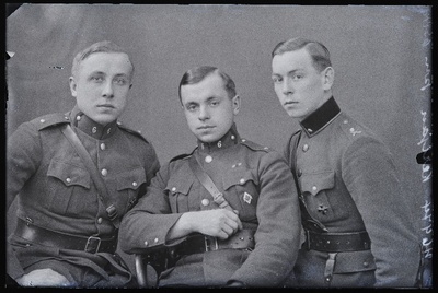 6. Suurtükiväegrupi ohvitserid (vasakult) Arnold (Arnu) Nõmm, Kerjan [Kerian] ja  Alfred Puurlandt (Puurand).  similar photo