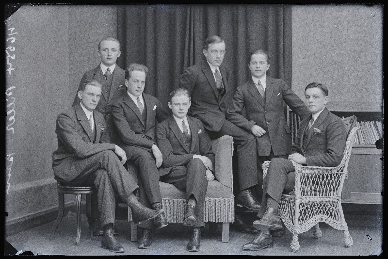 Grupp Viljandi Reaalgümnaasiumi III klassi õpilasi, (foto tellija Piller).