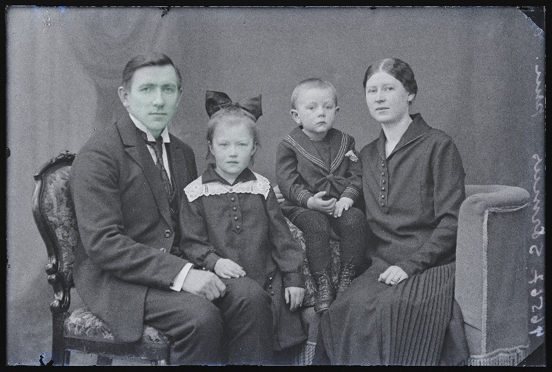 Juhan Sõrmus perega, (Abja, apteek).