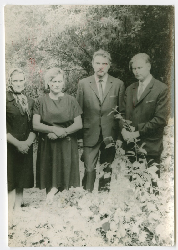 Hugo Hiibus ema matusel