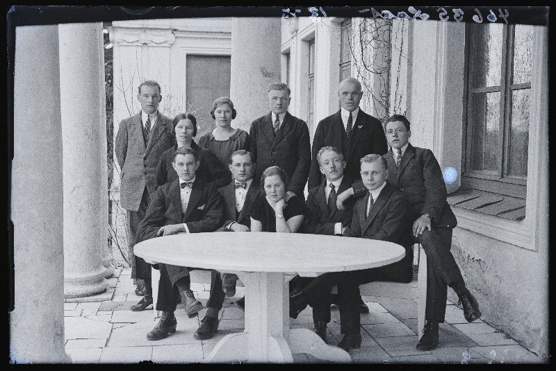 Grupp inimesi Õisu Piimaasjanduse Koolis (Õisu mõisas), (foto tellija Laas).