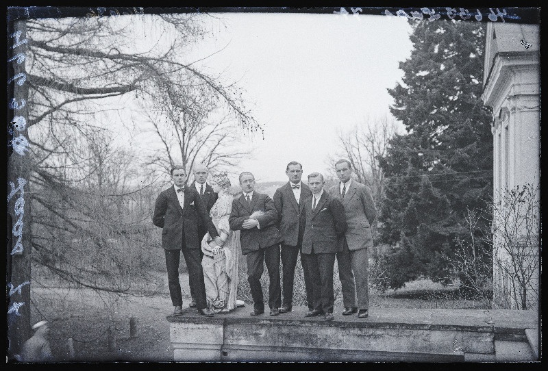 Grupp mehi Õisu Piimaasjanduse Kooli (Õisu mõisa) trepil, (foto tellija Laas).