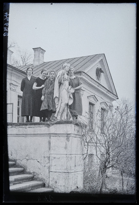 Grupp naisi Õisu Piimaasjanduse Kooli (Õisu mõisa) trepil, (foto tellija Pastak).
