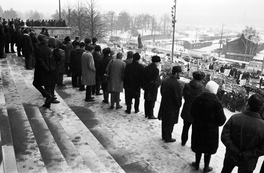 Mannerheimintie 30. People (People?) On the stairs of the House of Representatives following a demonstration demanding higher education democracy