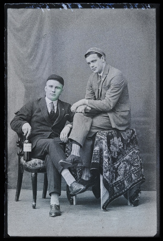 Kaks teklites noormeest, (foto tellija Teder).