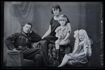 3. Diviisi suurtükiväe ülem kolonelleitnant Georg Kirschbaum (Jüri Hellat), Beata Kirschbaum (Hellat), poeg Jüri ja tütar Beata Margaretha.  similar photo