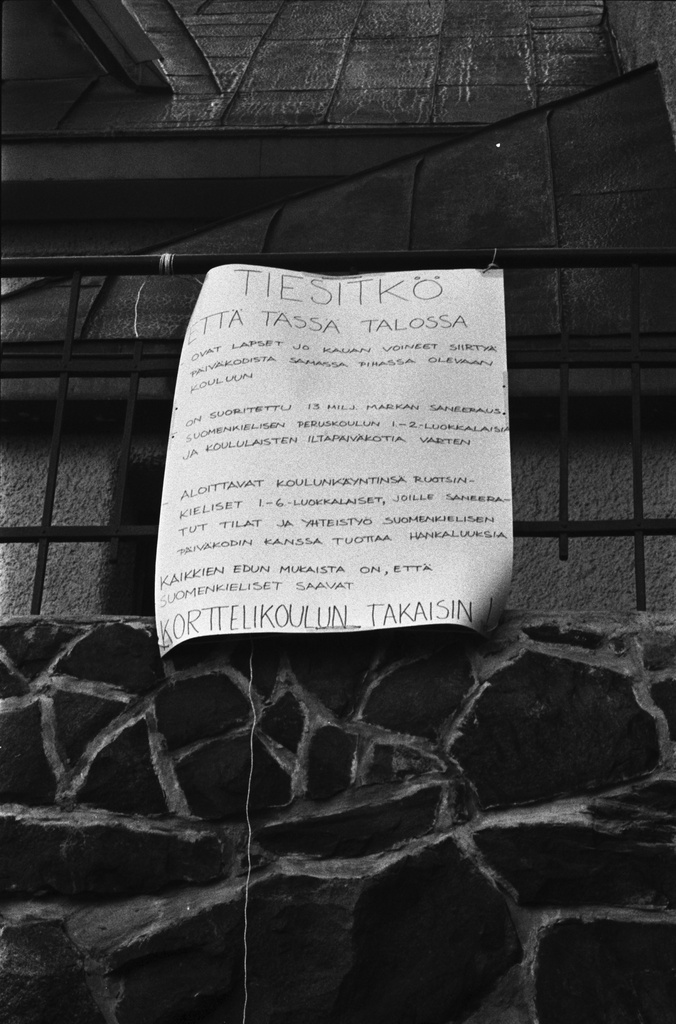 Oikokatu 7. Two parents made a demonstration splash in the courtyard of Oikokadu school