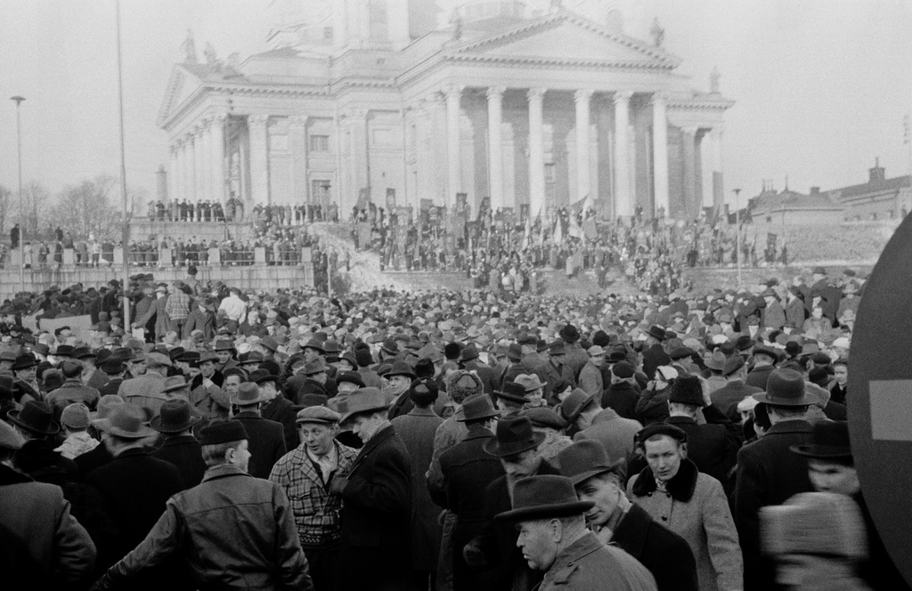 Mielenosoitus yleislakon aikaan Senaatintorilla maaliskuussa 1956.