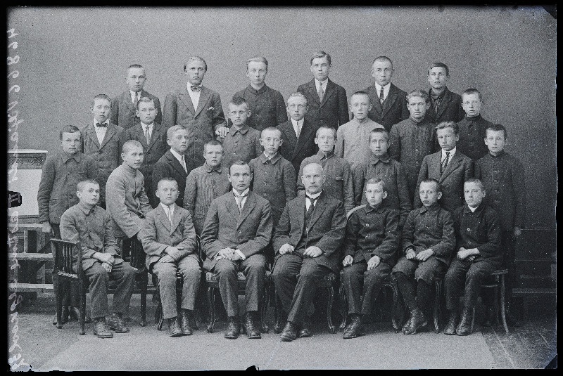Viljandi 2. astme algkooli klass, I reas 4. koolijuht Hendrik Kodaras.