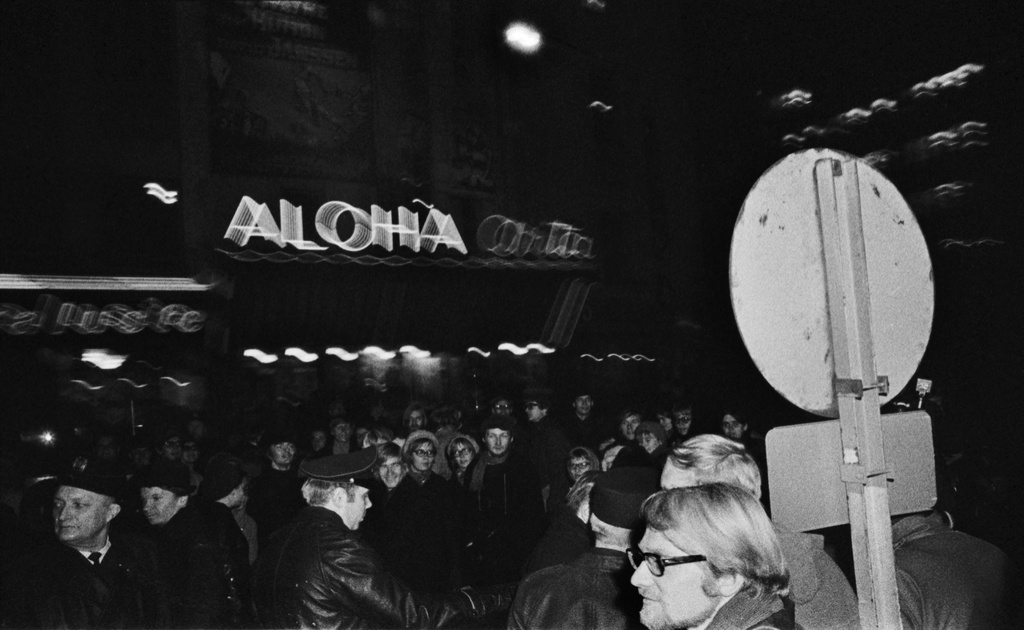 Yliopistonkatu 5. Demonstration at the Hall Street (nick. In the corner of the Kluuvi Street, in front of the cinema Aloha and Arita, Ray Kellogg and John Wayne led by the first evening of the Green Barets film in the autumn of 1968, which loved the Vietnam War.