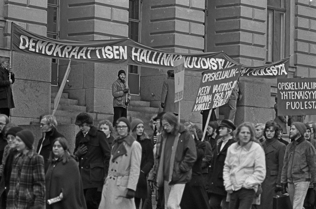 Mielenosoitus, jolla opiskelijaliike vaati yleistä ja yhtäläistä äänioikeutta (yyä) yliopistojen ja korkeakoulujen hallintoelinten valintaperusteeksi. Mielenosoittajia marssimassa Helsingin yliopiston päärakennuksen vanhan puolen ohi.