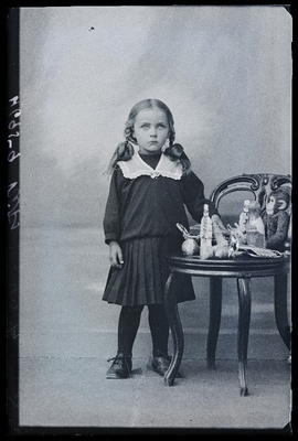 Tüdruk mänguasjadega, (foto tellija Reet Kits, Kaarli vald, Araku talu).  duplicate photo
