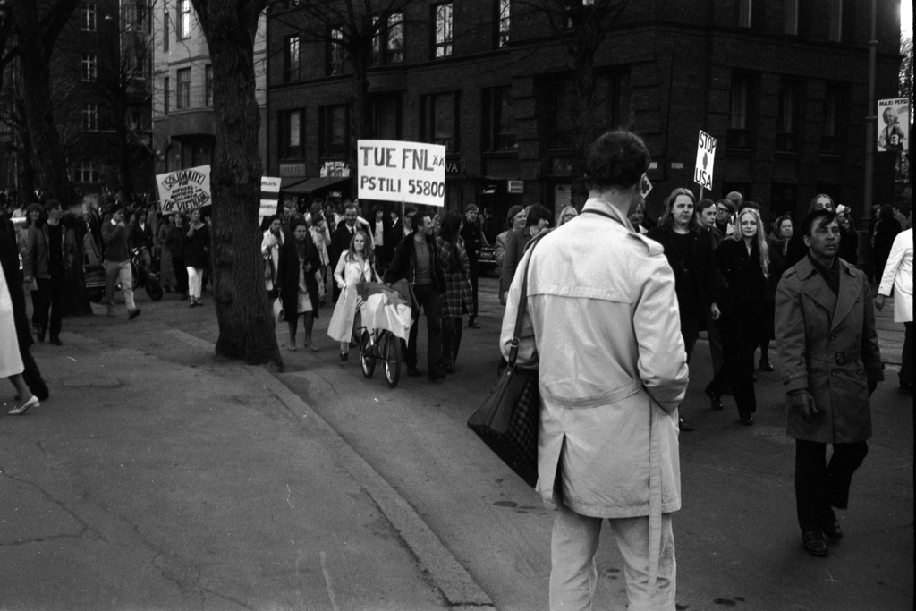 Ship bridge 14. A demonstration against the Vietnam War is taking place on the Marine Bridge Street, joining the Mountain Street.