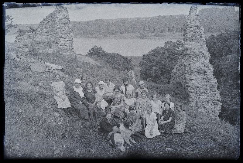 Grupp inimesi lossimägedes, (negatiiv ilmutatud 27.06.1926, foto tellija Blaubrück Tallinnast).