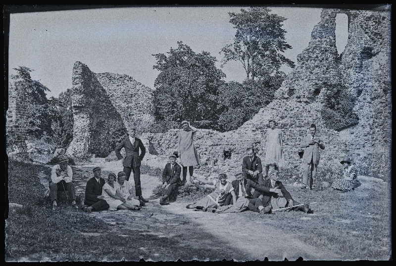 Grupp teklites noori lossimägedes, (negatiiv ilmutatud 27.06.1926, foto tellija Kuul Tallinnast).