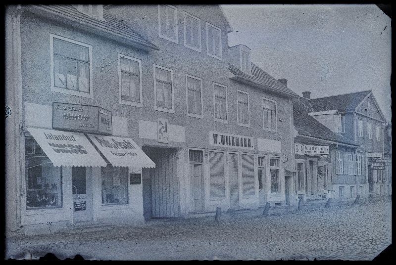 Vaade kauplustele Tartu tänaval, esplaanil Unioni jalanõude kauplus, (negatiiv ilmutatud 27.06.1926, foto tellija Treufeldt).