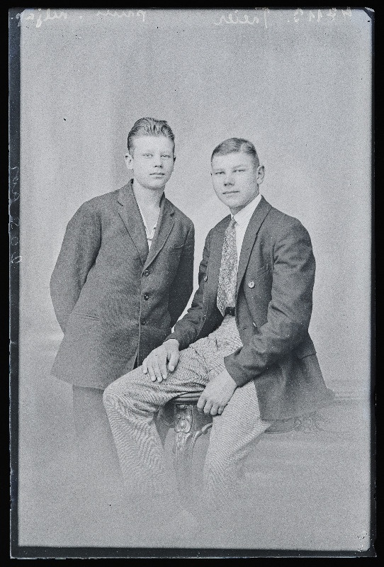 Kaks noormeest, (foto tellija Treier).
