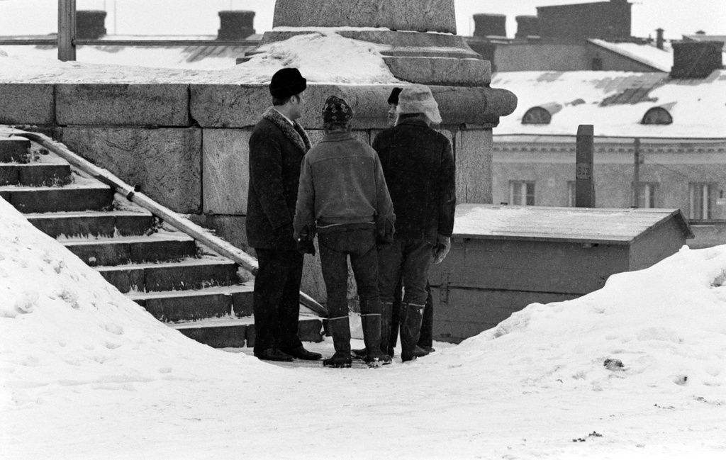 Hallituskatu 7. Miehiä seuraamassa korkeakouludemokratiaa vaativaa mielenosoitusta Tuomiokirkon tasanteella. Talvi, paljon lunta maassa.