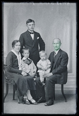 Perekond Sepp poja leeripäeval.  similar photo