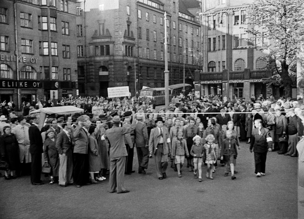 Demonstration at the Railway Tower, pioneers are moving.