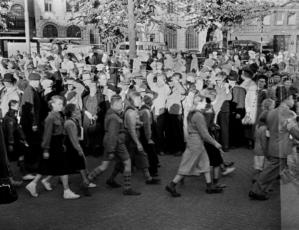Demonstration at the Railway Tower, pioneers are moving.