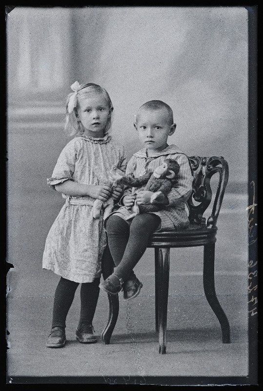 Tüdruk ja poiss mänguasjadega, (foto tellija Riet).