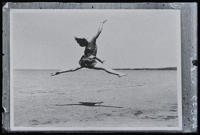 Naine rannas spagaathüpet sooritamas, (02.08.1926 fotokoopia, tellija Rubli).  duplicate photo