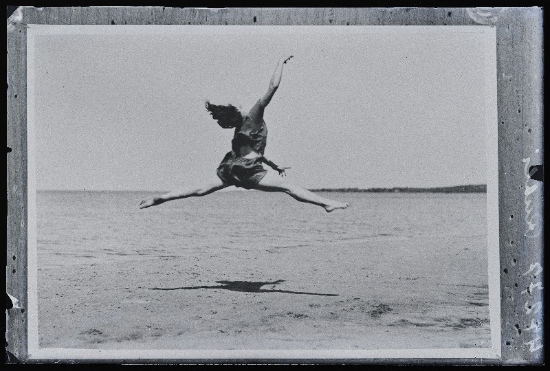 Naine rannas spagaathüpet sooritamas, (02.08.1926 fotokoopia, tellija Rubli).