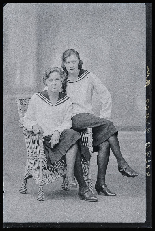 Kaks naist, (foto tellija Gross).