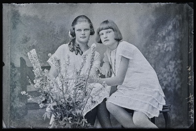 Kaks neiut, (foto tellija Leik).  similar photo