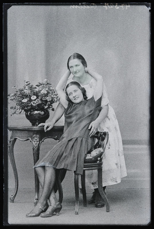 Kaks naist, (foto tellija Hilda Räim).