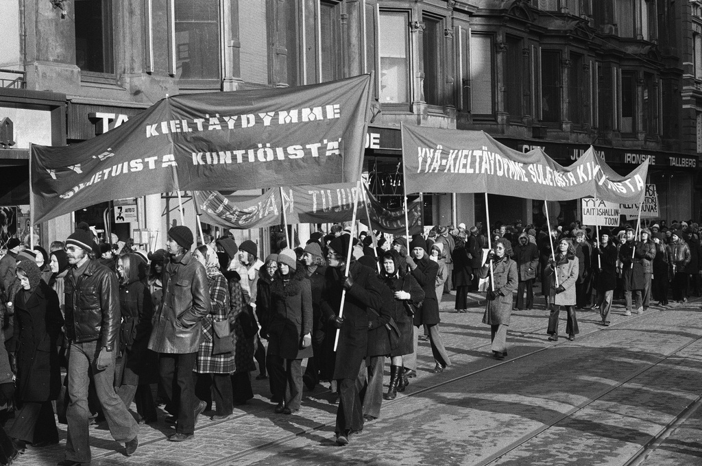 Mielenosoitus, jolla opiskelijaliike vaati yleistä ja yhtäläistä äänioikeutta (yyä) yliopistojen ja korkeakoulujen hallintoelinten valintaperusteeksi. Aleksanterinkadulla marssivat mielenosoittajat kantavat banderolleja ja kylltejä.
