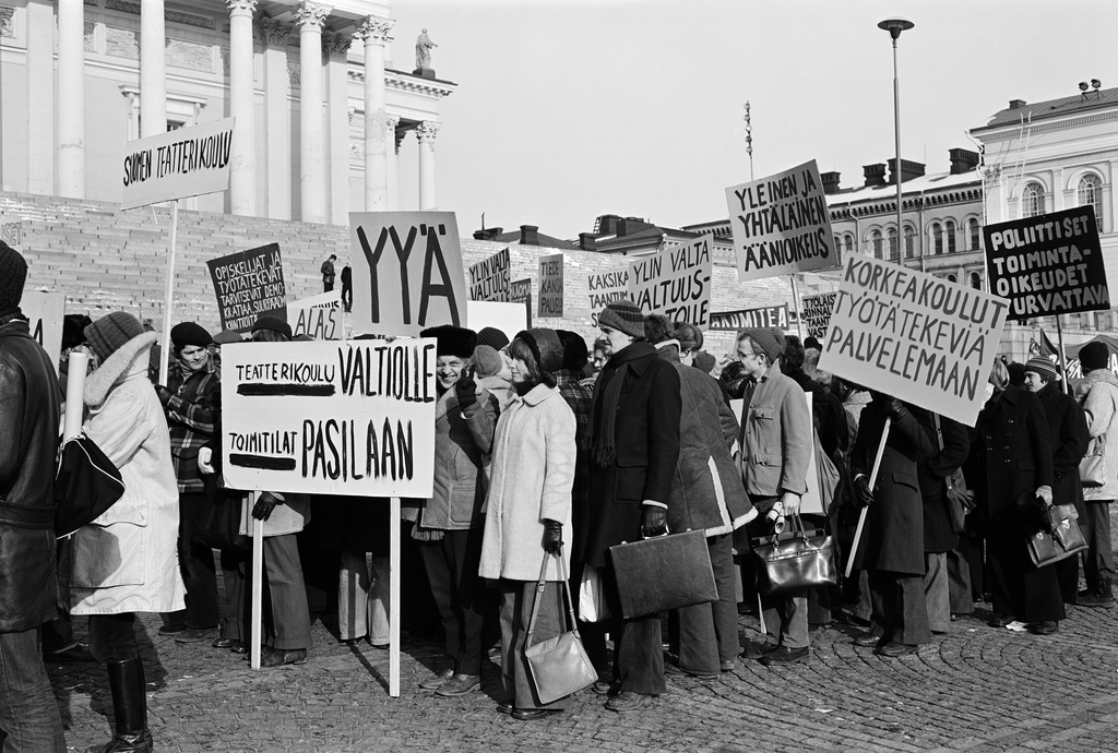 In order to reform the administration of higher education institutions, a demonstration moves from the Senate to the House of Representatives.