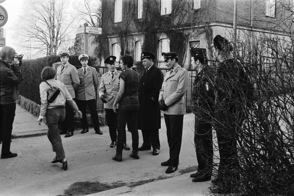 Siltatie 2. Poliiseja Ehrenströmintiellä sulkemassa Siltatietä Vietnamin sodan vastaiselta mielenosoituskulkueelta.