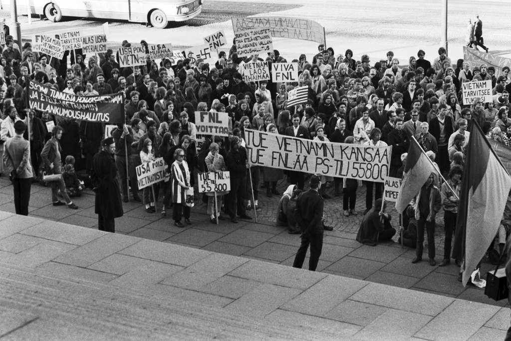 Mannerheimintie 30. Vietnamin sodan vastainen mielenosoitus Eduskuntatalon edessä.