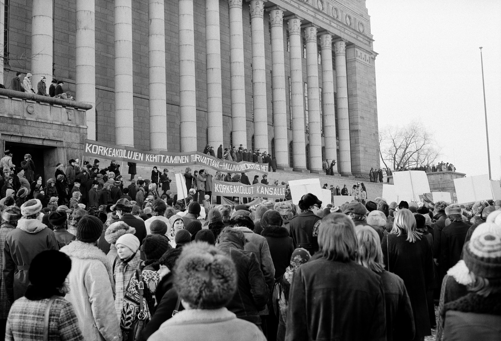 Demonstration for the reform of the administration of higher education institutions in front of the House of Representatives.