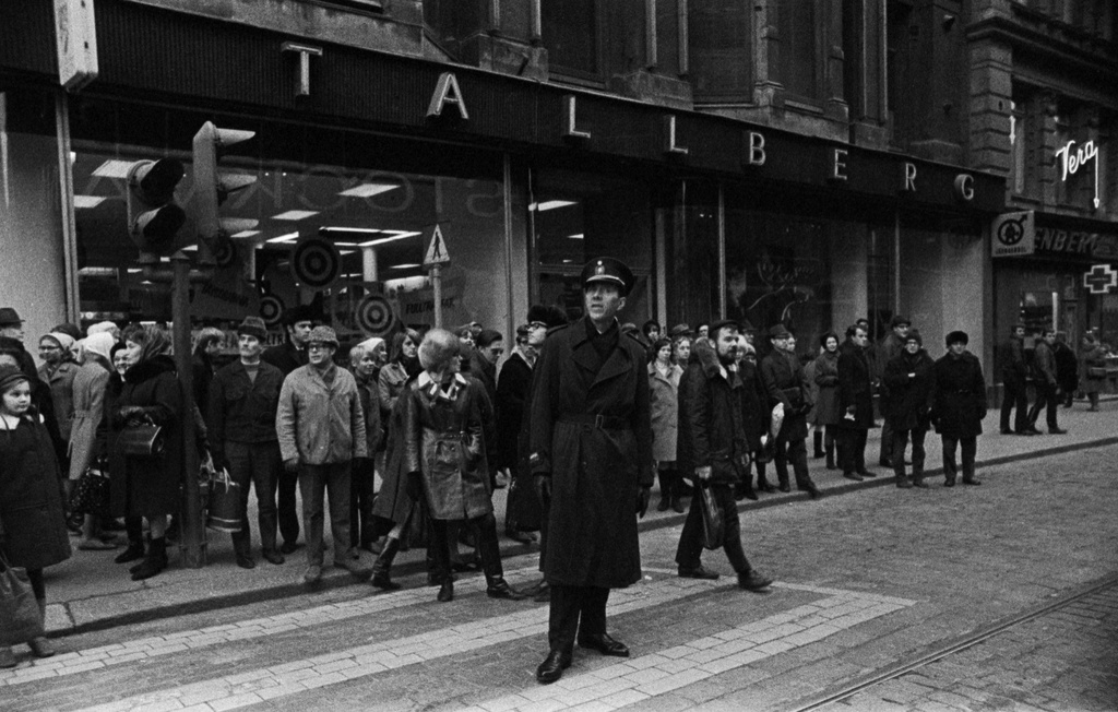 Alexanterinkatu 21. The police and people are following the demonstration on Aleksanterin Street in front of the Tallberg House.