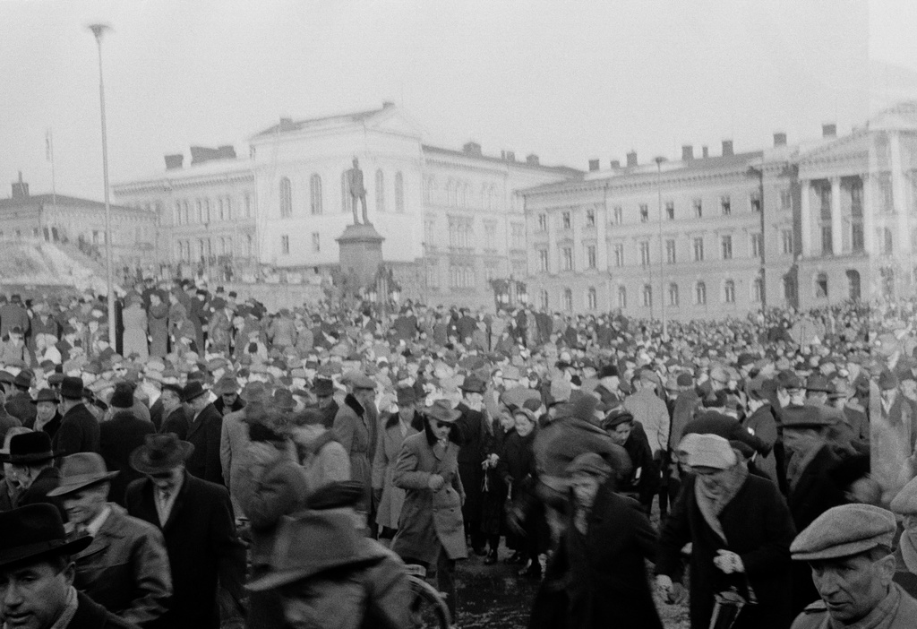 Demonstration at the Senate in March 1956 during the general strike.
