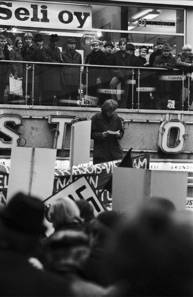 Mannerheimintie 5. Demonstration against the Vietnam War at the Mine Garden.