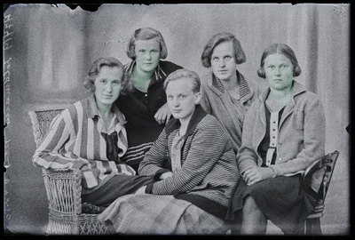 Grupp naisi, (foto tellija Feldmann).  similar photo
