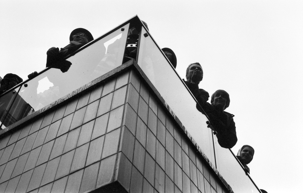 Mannerheimintie 5. Ihmisiä seuraamassa Vietnamin sodan vastaita mielenosoitusta Kaivopihalla.