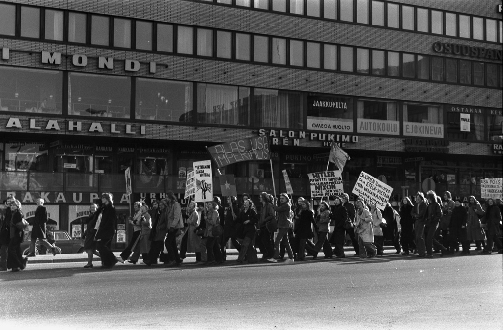 Hakaniemenranta 1. The anti-Wietnam war demonstration with posters and banderolles alongside the Metal Italon in Hakaniemenranta.
