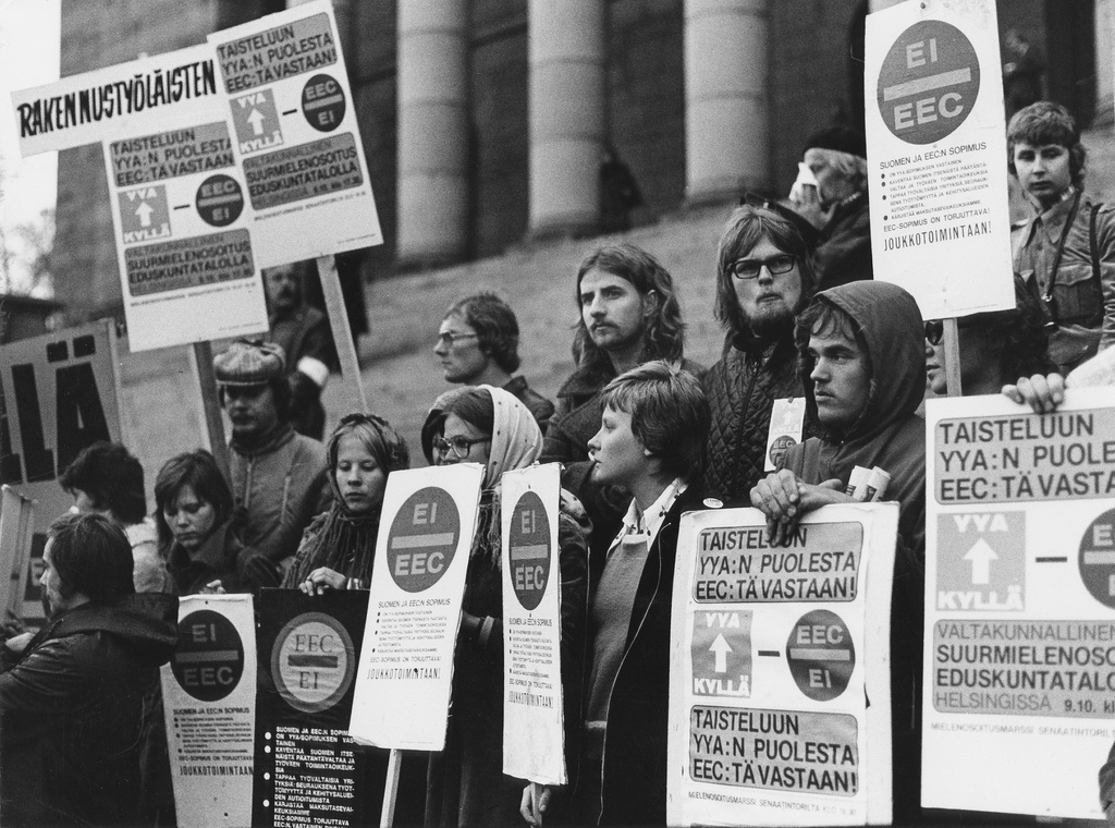 Demonstration against the European Economic Community (EEC ) in front of the House of Representatives.
