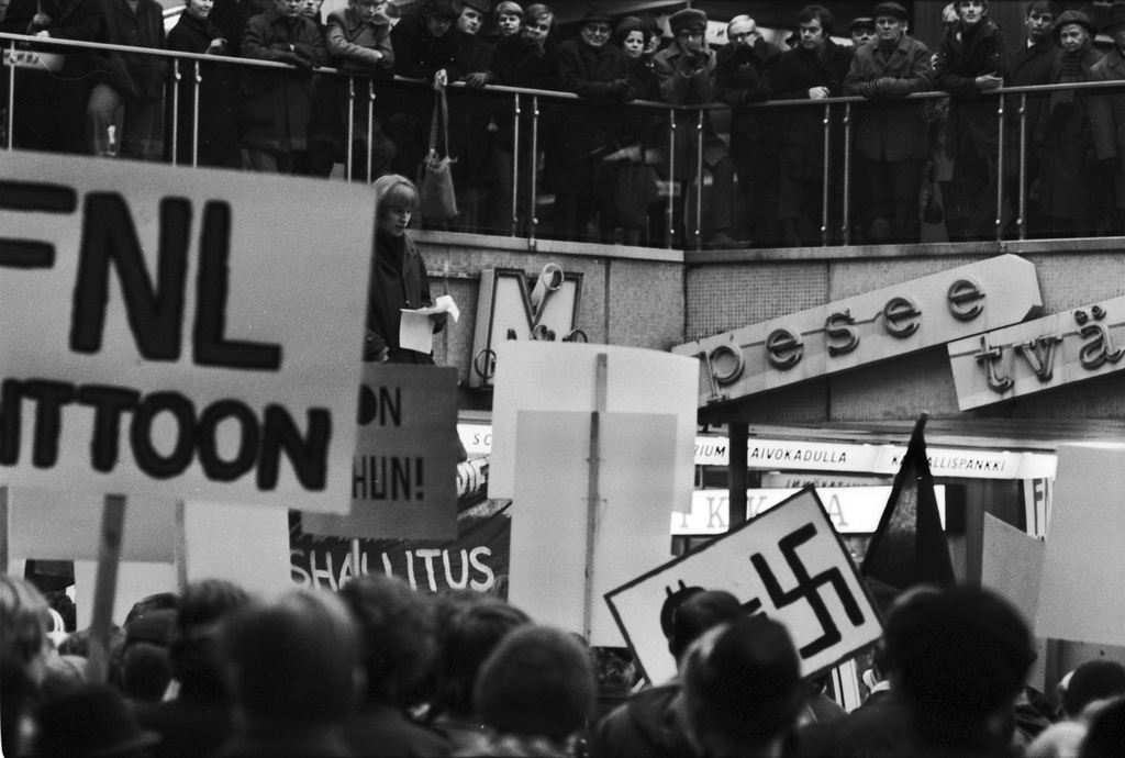 Mannerheimintie 5. Demonstration against the Vietnam War at the Mine Garden.