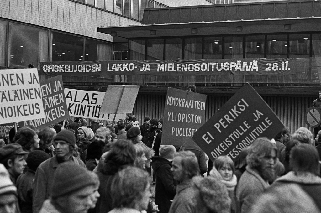 Mielenosoitus, jolla opiskelijaliike vaati yleistä ja yhtäläistä äänioikeutta (yyä) yliopistojen ja korkeakoulujen hallintoelinten valintaperusteeksi. Mielenosoittajia Helsingin yliopiston Porthania-rakennuksen pihalla.