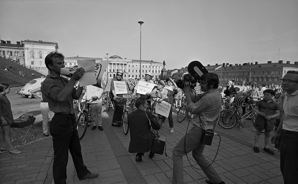 Saasteviikko toukokuussa 1969, mielenosoitus Senaatintorilla.
